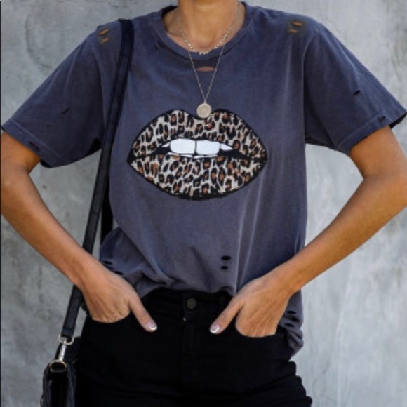 ☺️ Last Leopard Lips Distressed Tee - Picture 2 of 5